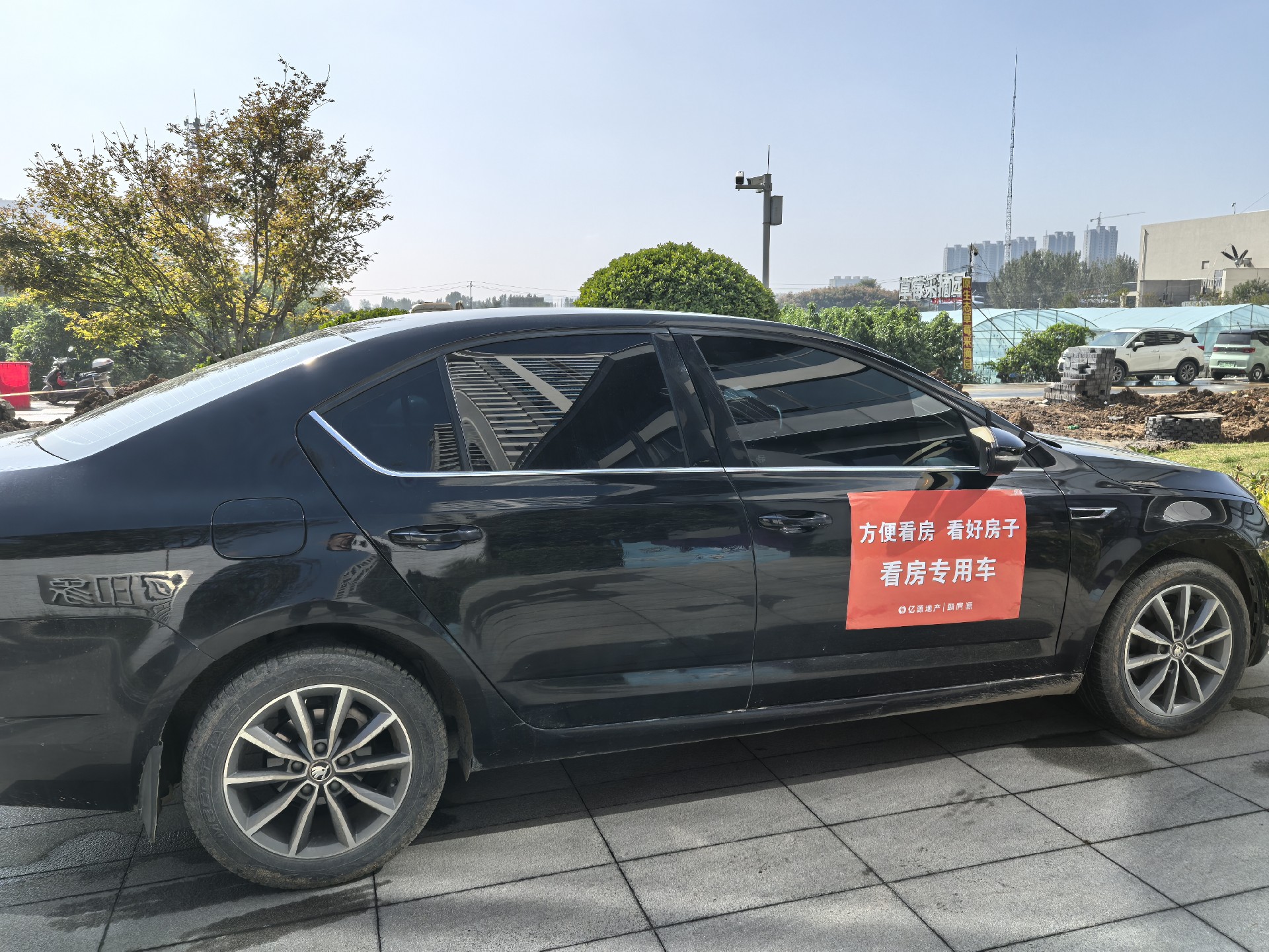 在参与活动的楼盘现场,配备专业的销售人员和房产顾问,对于购房群众